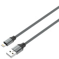کەیبڵێکی بارگاویکردنی خێرا (2.4 ئەمپێر) بە درێژیی 1 مەتر (USB-A بۆ LIGHTING)، دروستکراو لە ماددەی TPE ی بەهێز و دژە چەمانەوە، بۆ بارگاویکردن و گواستنەوەی داتا.